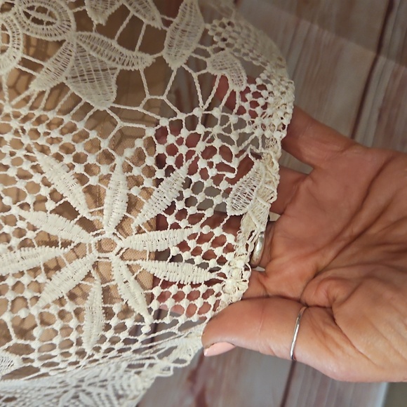 NWOT Beautifull Lace, Lined, Bell Sleeve Party Dress! Size LARGE - Picture 4 of 9